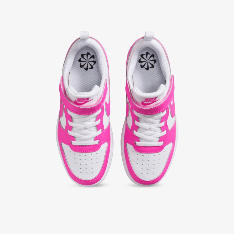 Obere Draufsicht auf ein Paar pink-weiße Sportschuhe mit sicherer Schnürung und robustem Sohlenbereich