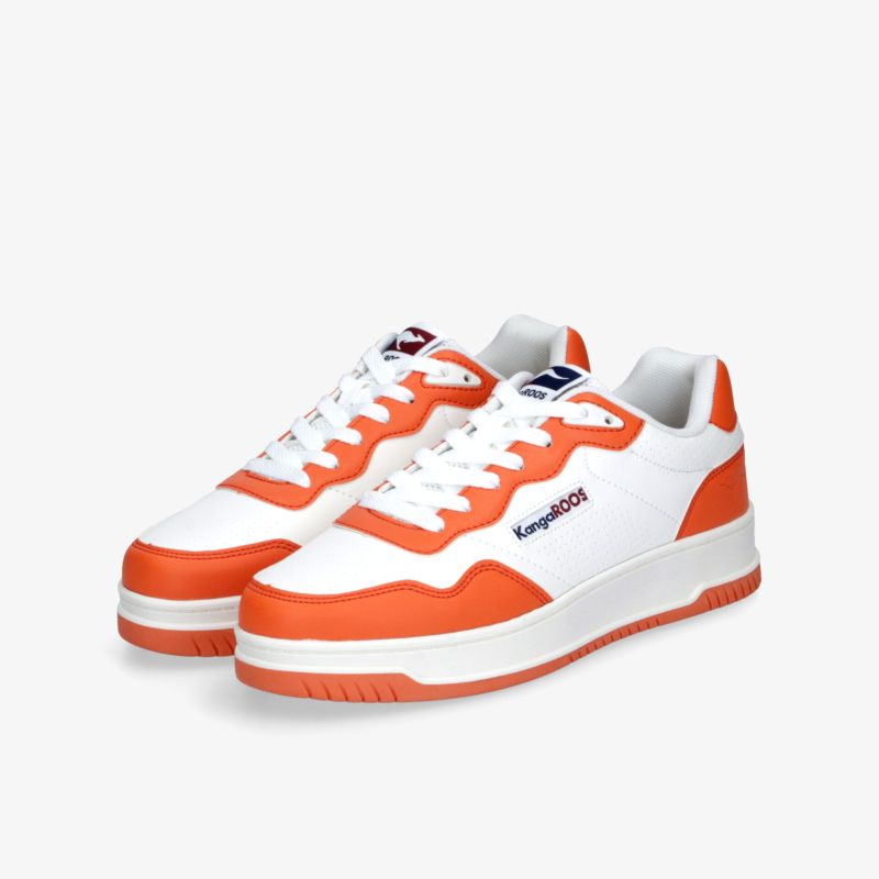 Modernes sportliches Paar Sneaker in Weiß und Orange mit robuster Sohle und bequemen Komfort