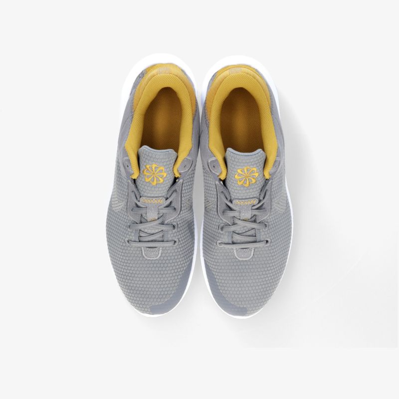 Graue Sneaker mit gelbem Futter. Sportlicher, bequemer Look. Atmungsaktives Material, rutschfeste Sohle.