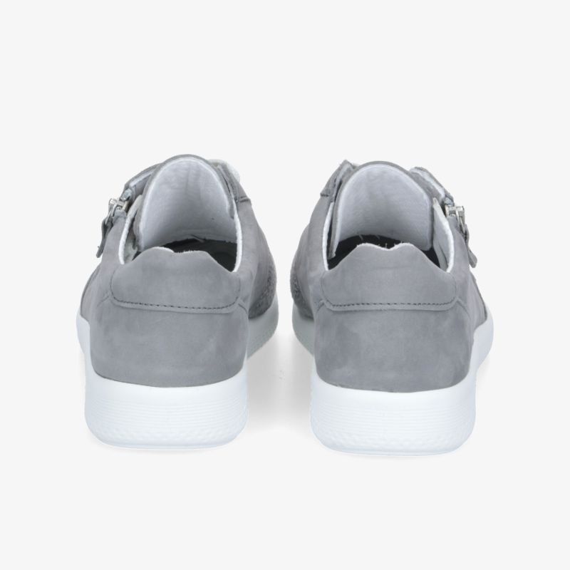 Graue Sneakers mit weißer Sohle in klarer Rückansicht, modernes und schlichtes Design, bequeme Passform
