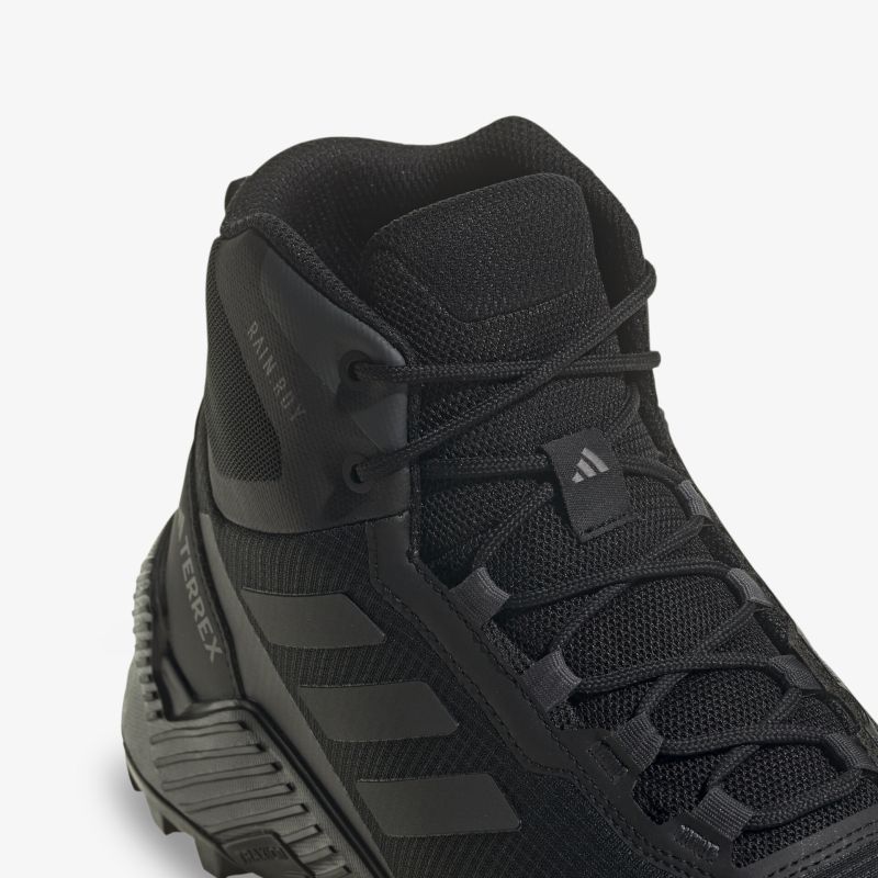 Stylischer schwarzer Schuh für maximalen Komfort und Stabilität bei Outdoor-Aktivitäten.