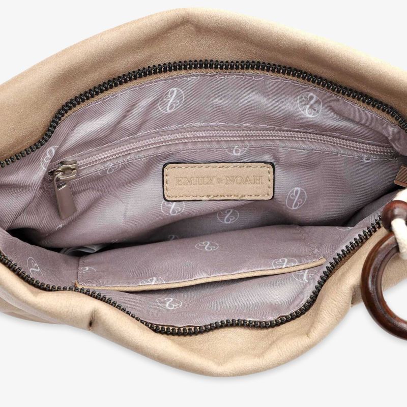 Elegante Tasche mit organisiertem Innenraum, ideal für stilvolle Aufbewahrung von Essentials.