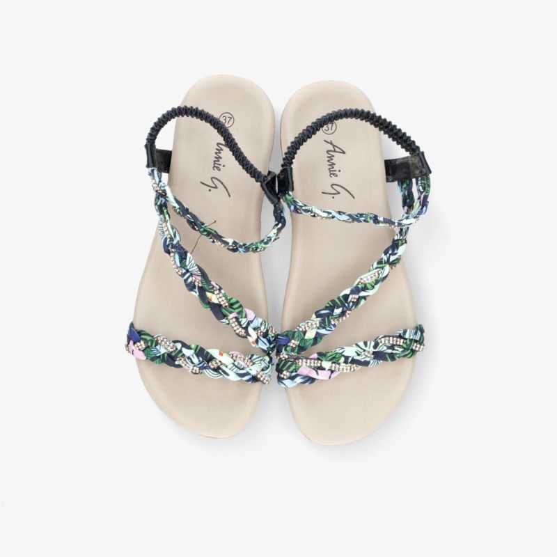 Flache Sandalen mit bunten, gestrickten Riemen und offener Zehenpartie für bequemen und luftigen Tragekomfort.