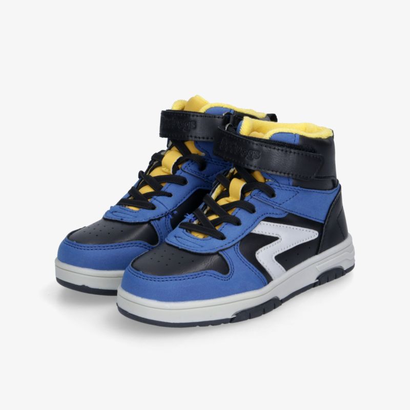 Sportliche blaue Sneaker mit stabiler Sohle und komfortabler Polsterung, modernes modisches Design