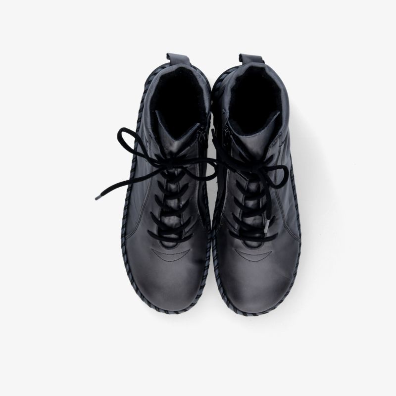 Schwarze Sportschuhe als Paar in Draufsicht mit robuster, bequemer Passform und sportlichem Design