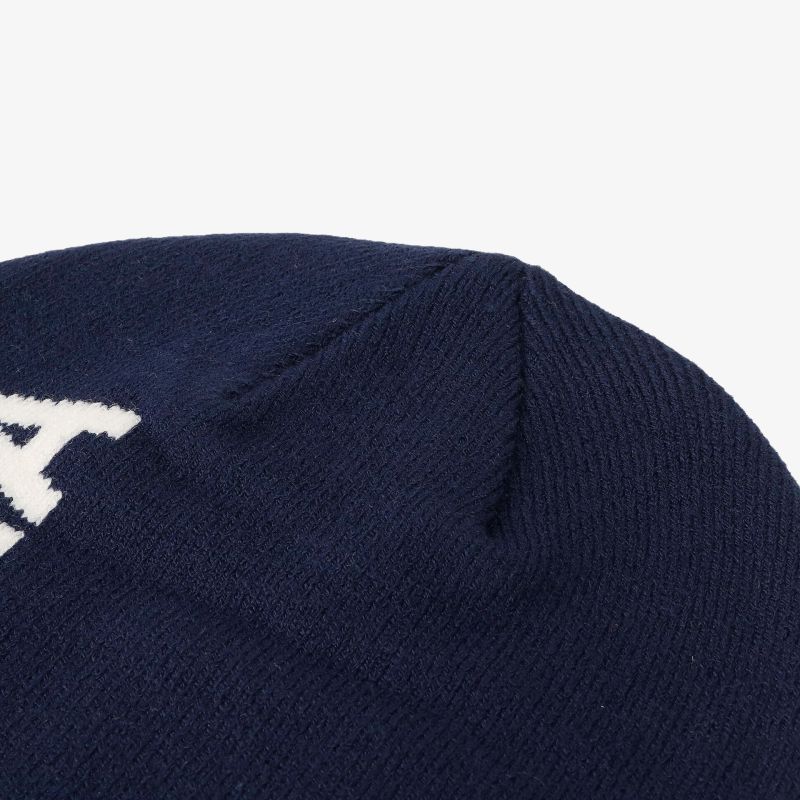 Stilvolle dunkelblaue Strickmütze mit Logo-Detail, ideal für kaltes Wetter.
