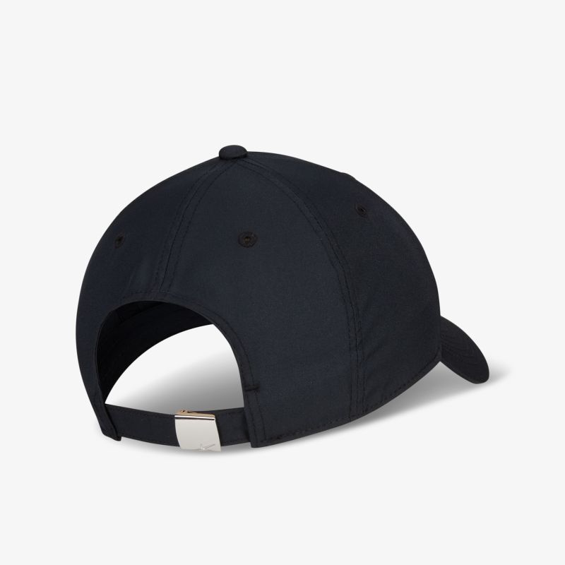 Schwarze Baseballcap mit verstellbarem Riemen und robustem Design, seitliche Ansicht.