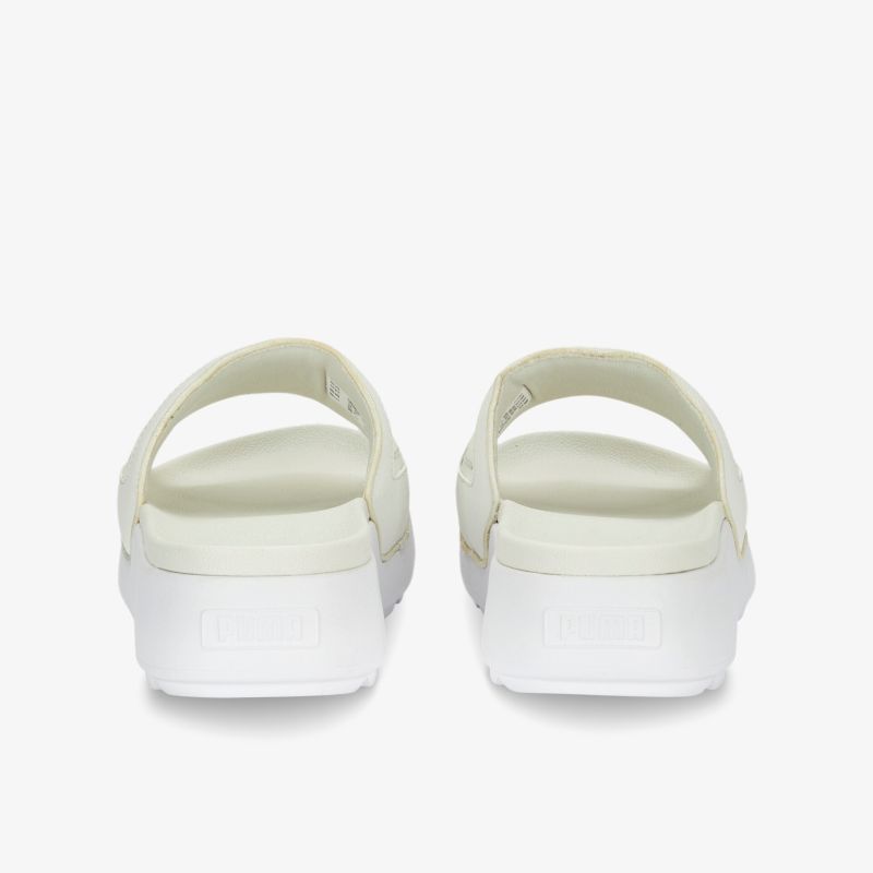 Weiße Sandalen mit gepolstertem Fußbett und rutschfester Sohle in einem modernen Design.