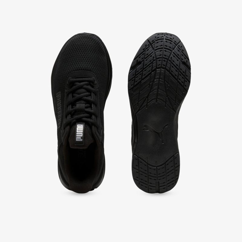 Schwarze Sportschuhe mit flexiblem Material und rutschfester Sohle in Draufsicht und Unteransicht