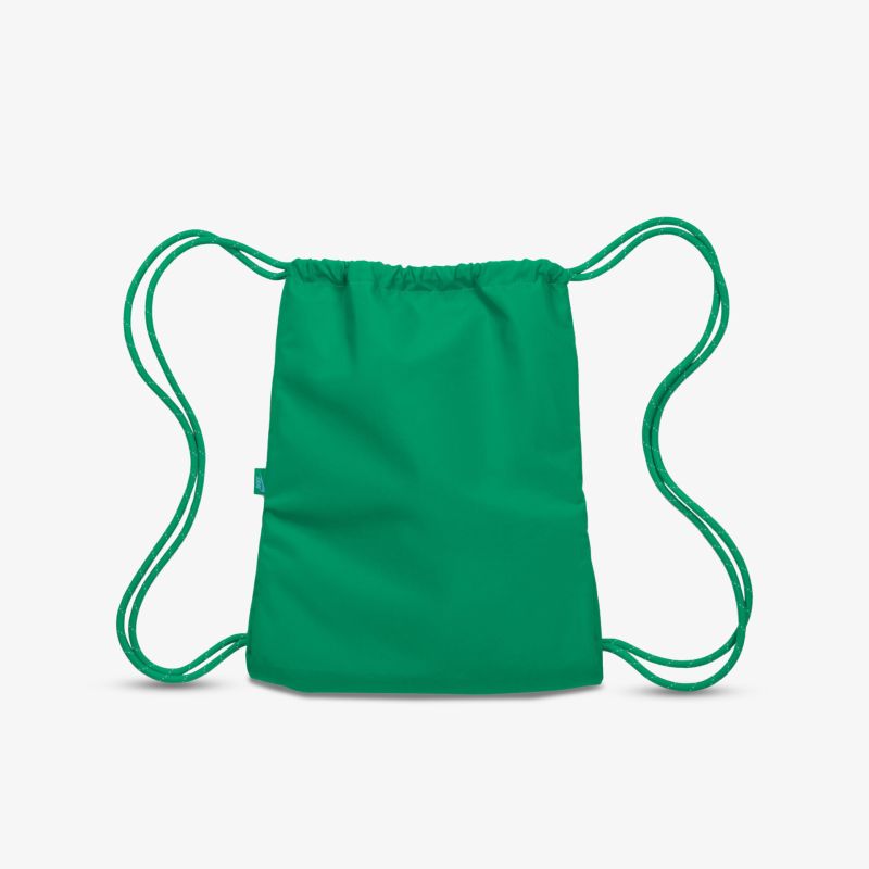 Grüner Sportbeutel mit Kordelzug, ideal für Freizeit und Sport, leicht und praktisch im täglichen Gebrauch.