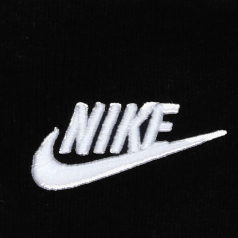 Weißes Nike Logo auf schwarzem Hintergrund, klar, modern und unverwechselbar für sportliche Performance