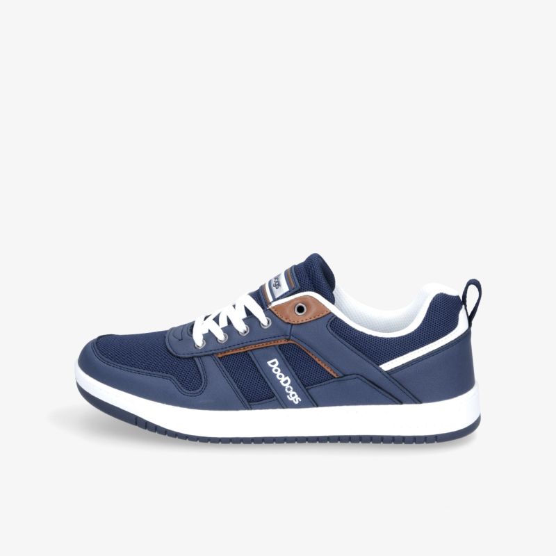Moderner blauer Sneaker mit weißer Sohle und braunen Akzenten, ideal für Freizeit und Sport.