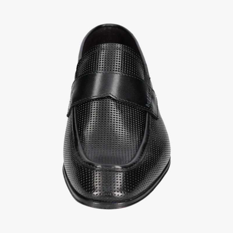 Schwarzer Loafer mit perforiertem Obermaterial in Frontansicht, eleganter und bequemer Schuh aus hochwertigem Leder