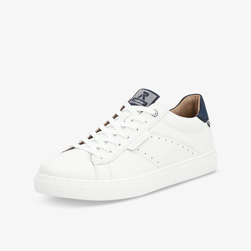 Moderner weißer Sneaker in schräger Vorderansicht, bequemer und leichter Schuh mit sportivem Design