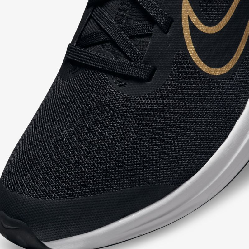 Moderner Sneaker mit elegantem Design, goldenen Akzenten und atmungsaktivem Obermaterial für maximalen Komfort.