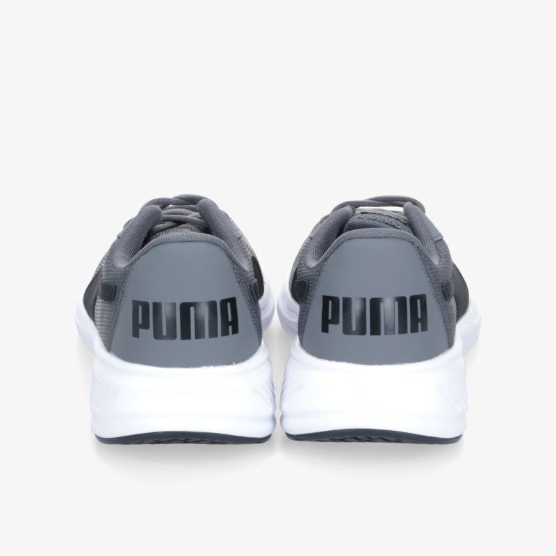 Rückansicht von grauen und weißen Sportschuhen mit markantem Logo und dynamischem Design.