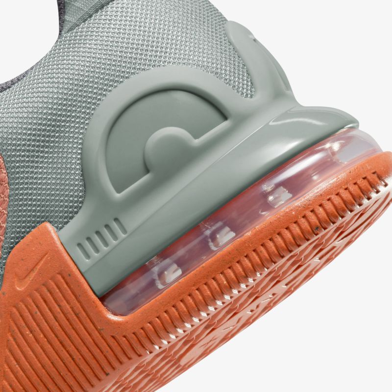 Detailansicht eines modernen Sportschuhs mit innovativer Dämpfung und rutschfester Sohle.