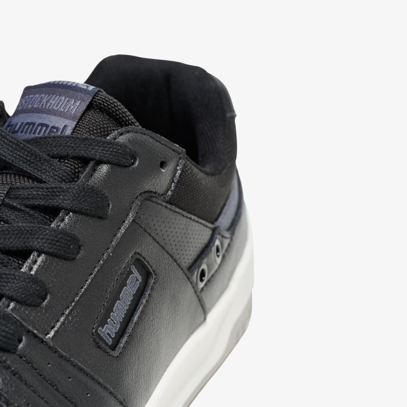 Moderner Sneaker in Lederoptik. Komfortables Design mit gepolstertem Rand und stilvoller Verarbeitung.