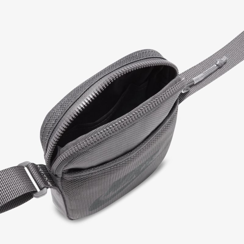 Kompakte, praktische Bauchtasche mit Reißverschluss, ideal für den täglichen Gebrauch und Reisen.