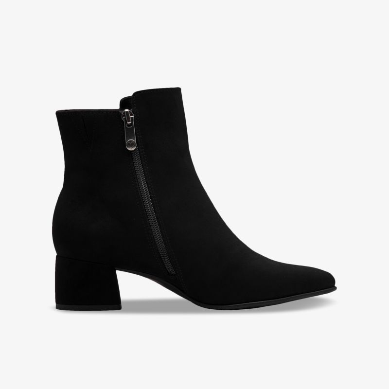 Eleganter schwarzer Stiefel mit praktischem Reißverschluss und stabilem Blockabsatz, klare seitliche Ansicht