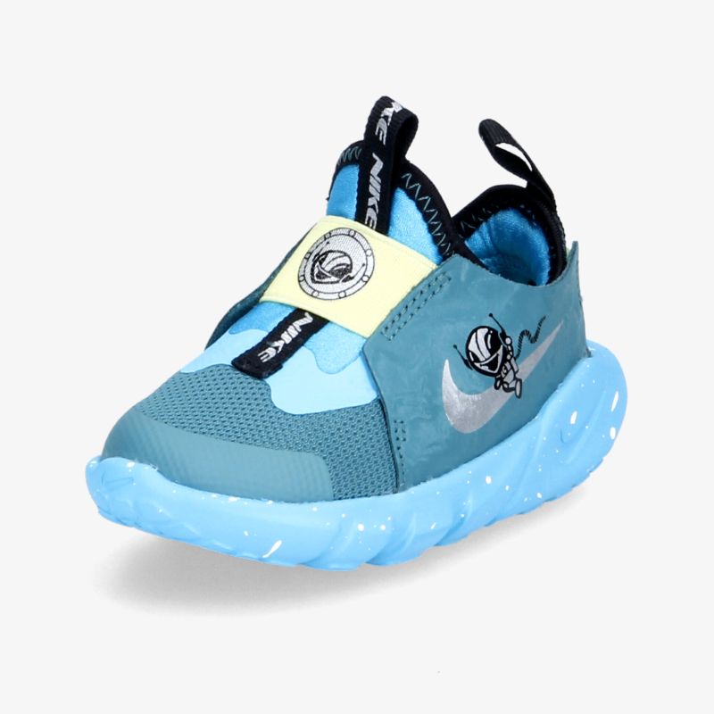 Sportlicher blauer Sneaker mit auffälliger Sohle und komfortabler Passform für vielseitigen Einsatz.