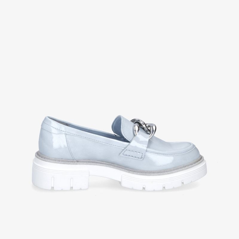 Moderner Blauer Loafer mit auffälliger weißer Sohle und glänzendem Finish. Stilvoll und komfortabel.