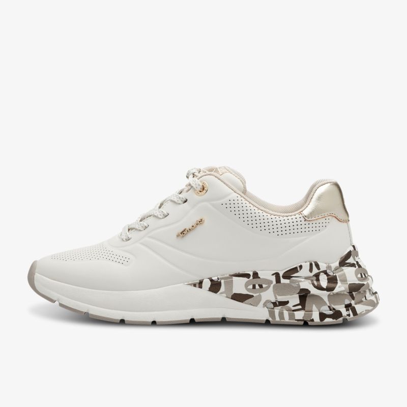 Eleganter weißer Sneaker mit goldenen Akzenten und modischer Camouflage-Sohle, perfekt für stilvolle Auftritte.