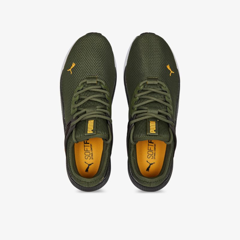 Moderne grüne Sportschuhe mit bequemer Passform und atmungsaktivem Mesh-Obermaterial von oben