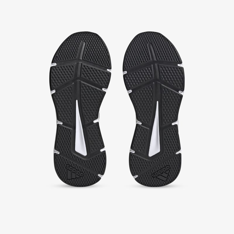 Robuste Sohlen mit rutschfestem Profil und langlebiger Bauweise für optimalen Halt und Komfort.