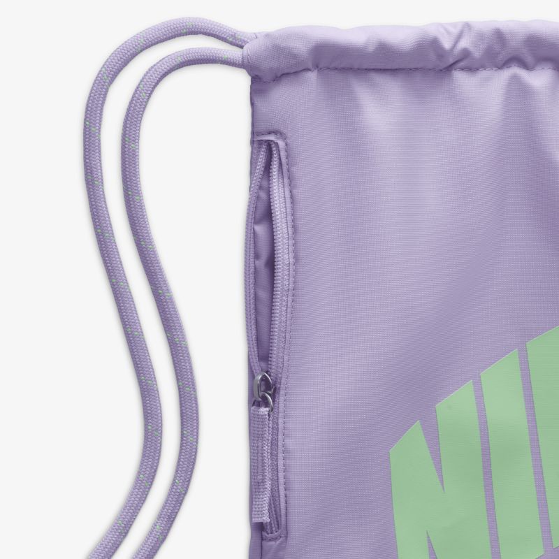 Detailansicht eines robusten Turnbeutels mit Kordelzug und Reißverschluss für sichere Aufbewahrung