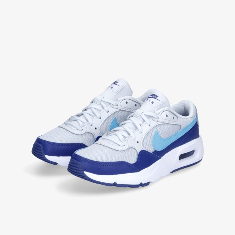 Eleganter Sneaker in Blau und Weiß mit auffälligem Design, ideal für Alltag und Sport.