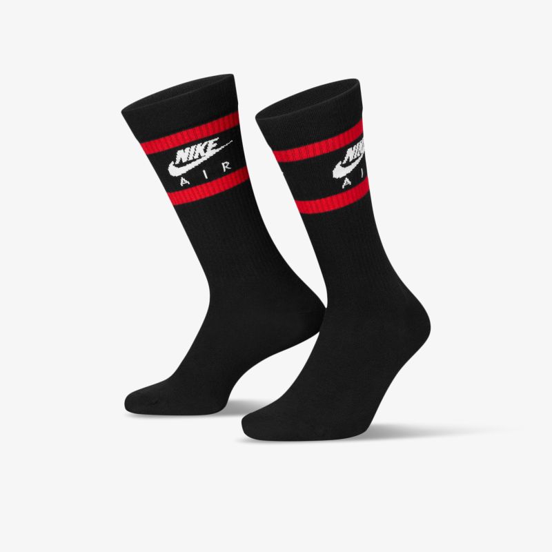 Schwarze Nike Socken mit rotem Streifen und Nike Air Logo für perfekten sportlichen Stil und Komfort.