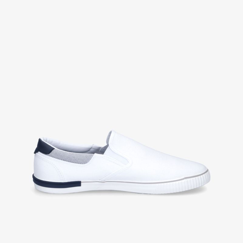 Moderner weißer Slip-On-Schuh mit rutschfester Sohle für komfortable Freizeitaktivitäten