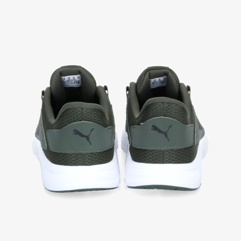 Moderne grüne Sneakers mit weißer Sohle. Sportlich und bequem für tägliches Tragen.