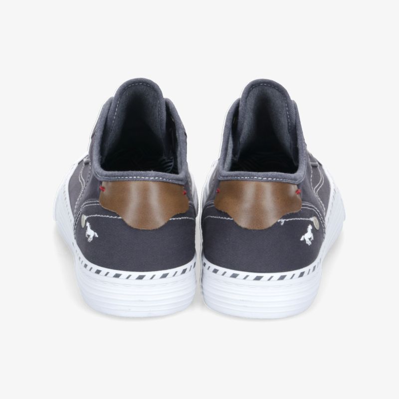 Rückansicht von schwarzen Sneakern mit braunen Akzenten und weißem Sohlenrand für sportlichen Komfort