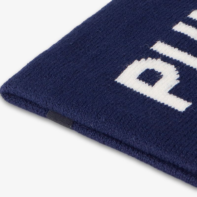 Blaue Badematte aus weichem Material mit stilvollem Design, Detailaufnahme des Randes