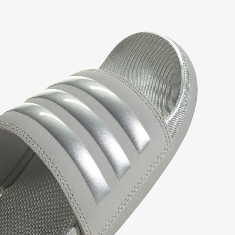 Silberfarbene Sandale mit gepolstertem Riemen, ideal für Komfort und Stil im Alltag.