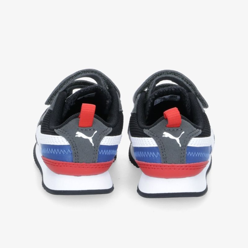 Bequeme, stilvolle Schuhe mit markantem Markenlogo und lebendigem Farbakzent auf der Rückseite.