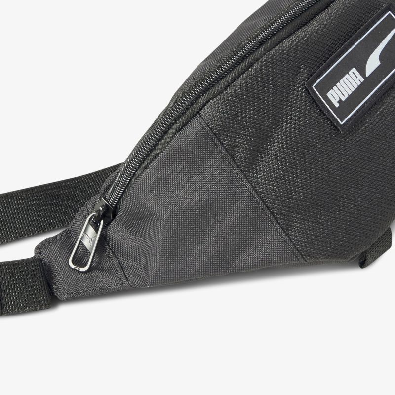 Modische schwarze Gürteltasche mit praktischem Reißverschluss für einfachen Zugriff und sicheren Halt.