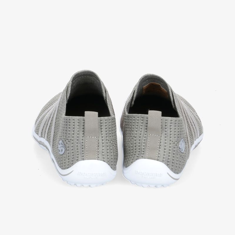 Grau-weiße Schuhe mit perforiertem Design und flexibler Sohle