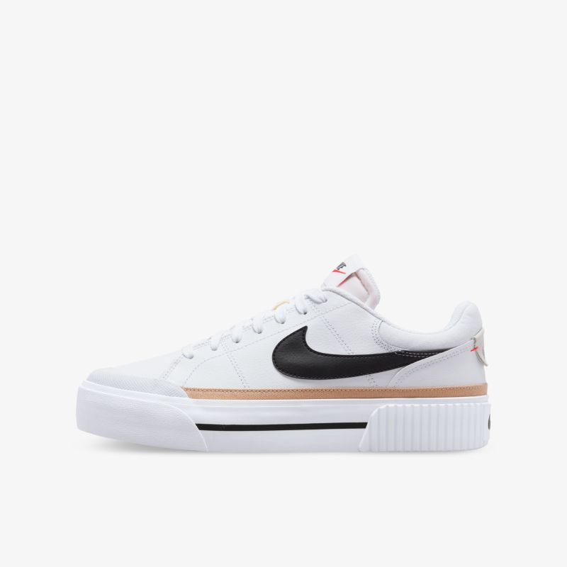 Moderner Sneaker in Weiß mit schwarzem Logo und kontrastierenden Details für trendige Looks und hohen Komfort.