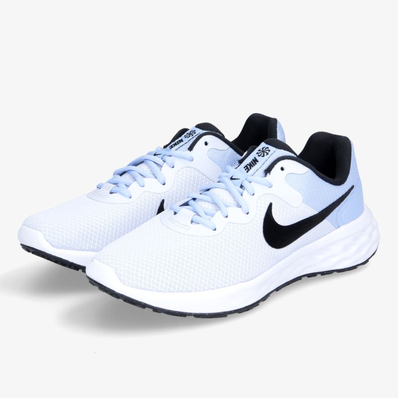 Leichter, atmungsaktiver Sportschuh in Weiß mit schwarzem Logo und bequemer Sohle für optimalen Komfort.