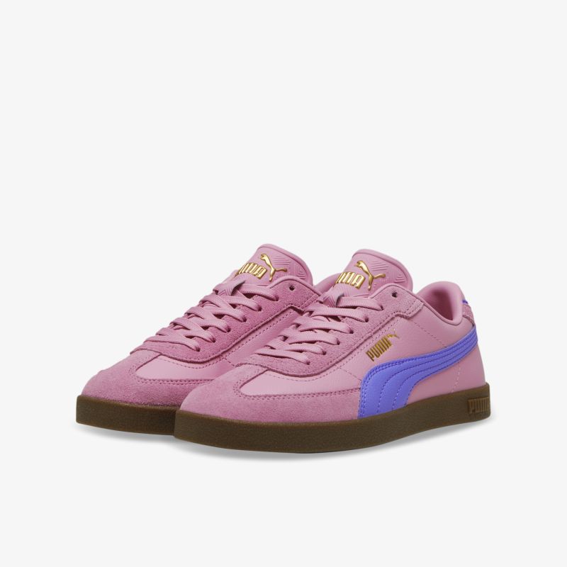 Rosafarbene Sneaker mit blauer Sohle, bequem und sportlich, ideal für den Alltag und langanhaltenden Tragekomfort