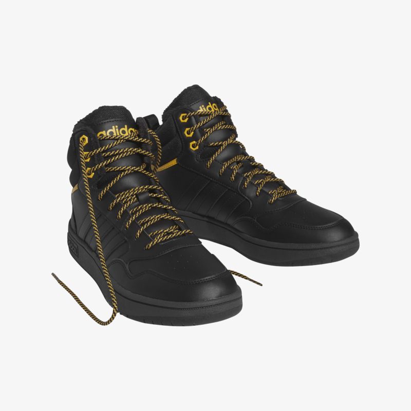 Elegante schwarze Sneaker mit goldenen Schnürsenkeln, ideal für stilvollen urbanen Look.