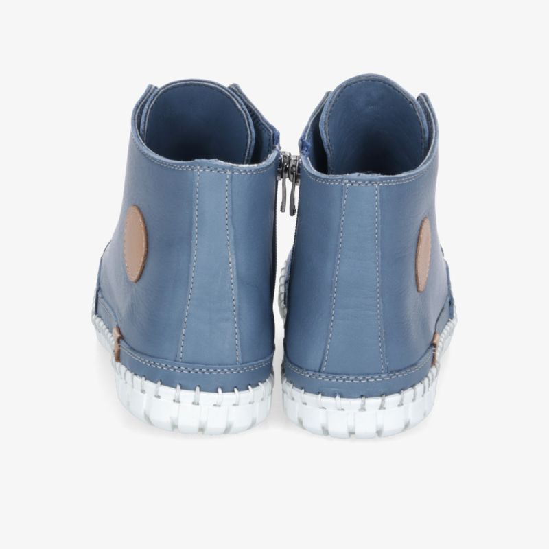 Lässige blaue Sneaker mit weißer Sohle und robustem Design für stilvollen Komfort im Alltag.