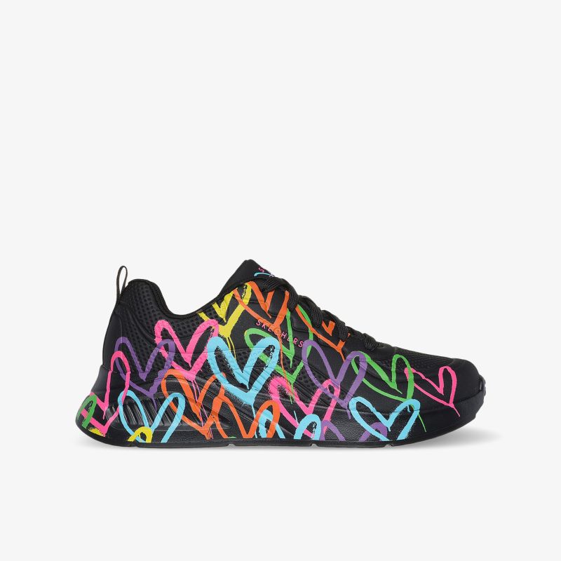 Seitenansicht eines bunten Sneakers mit farbenfrohem Herzenmuster und hochwertiger Verarbeitung
