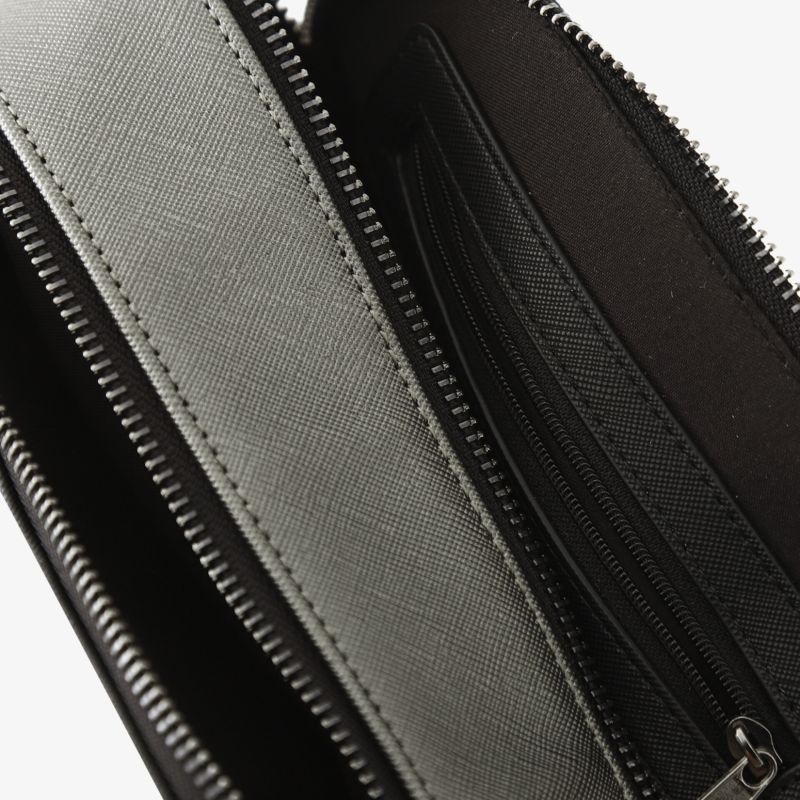 Detailansicht eines robusten Reißverschlusses und gut aufgeteilten Innenfachs eines schwarzen Organizers