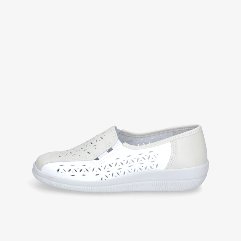 Leichter weißer Schuh mit atmungsaktiven Perforationen und flexibler Sohle für hohen Tragekomfort