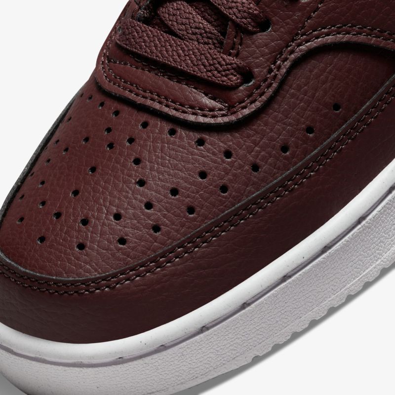 Eleganter Sneaker aus Leder in Weinrot, perfekte Kombination aus Stil und Komfort.