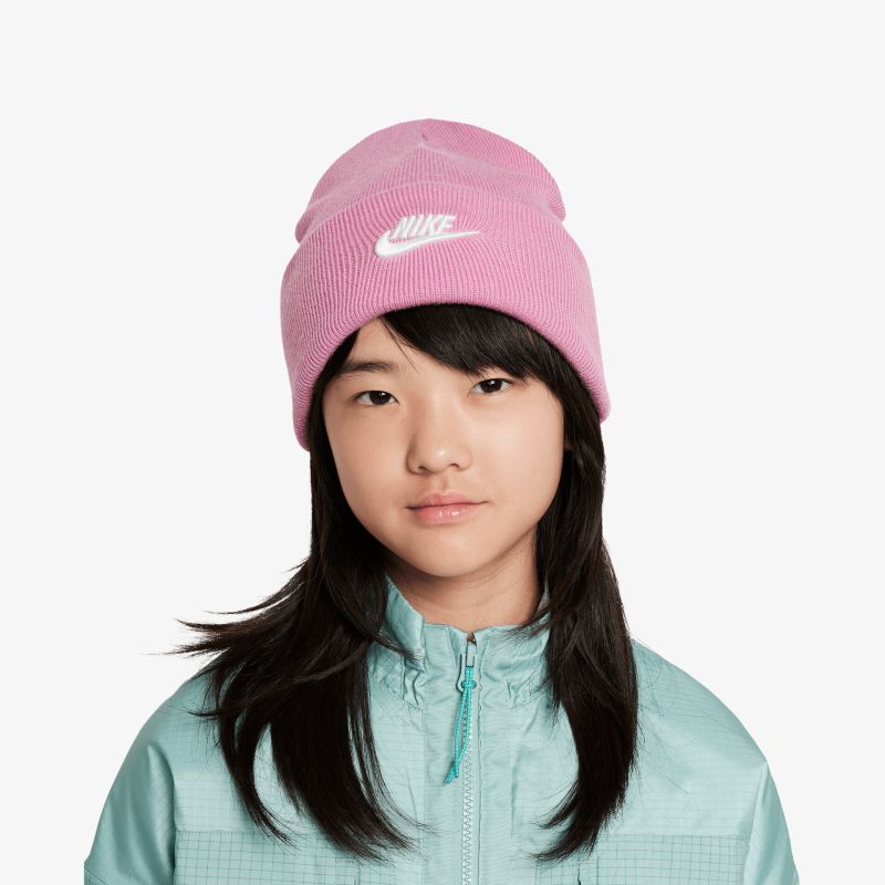 Modische rosa Strickmütze mit sichtbarem Nike Logo, angenehm warm und weiches Material